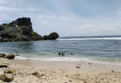 Pantai di Gunung Kidul yang Memiliki Pemandangan Laut Biru dan Pasir Putih yang Indah