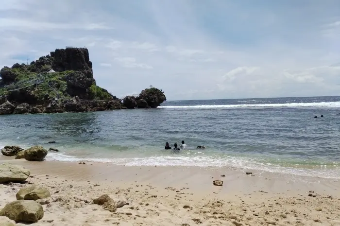 Pantai di Gunung Kidul yang Memiliki Pemandangan Laut Biru dan Pasir Putih yang Indah