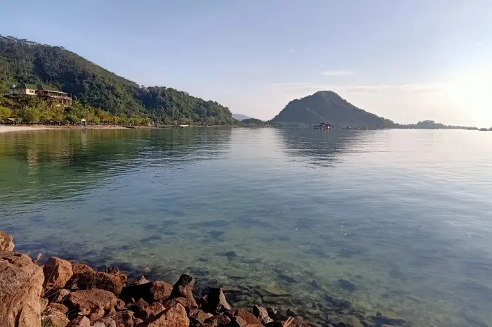 Pantai di Lampung yang Menyuguhkan Pemandangan Laut Menakjubkan dan Pasir Putih Eksotis