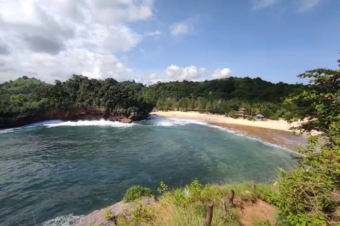 Pantai di Malang, Tempat Terbaik untuk Bersantai dan Menikmati Alam